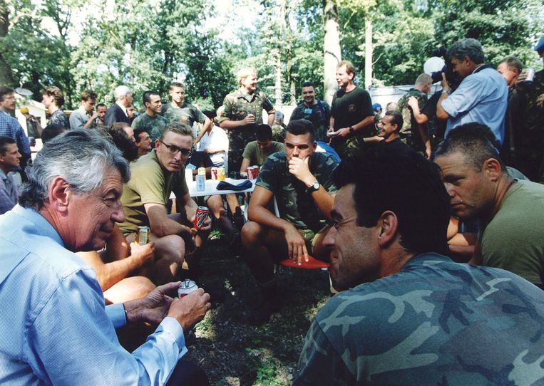 Premier Kok praat met VN-militairen in het VN-Kamp Pleso in Zagreb, 23 juli 1995. Beeld ANP