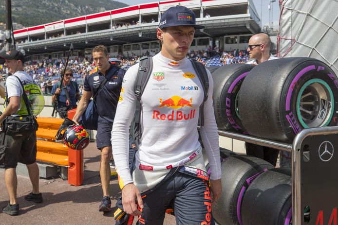 Max Verstappen verlaat het circuit te voet nadat hij zijn kansen op een goede klassering in de Grote Prijs van Monaco voor Formule 1 heeft vergooid.