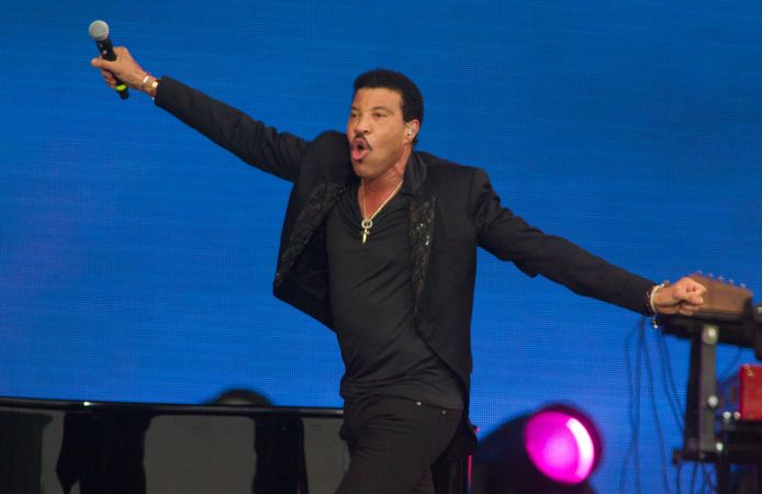 De Amerikaanse zanger Lionel Richie treedt op tijdens de derde dag van het muziekfestival Pinkpop in 2016.