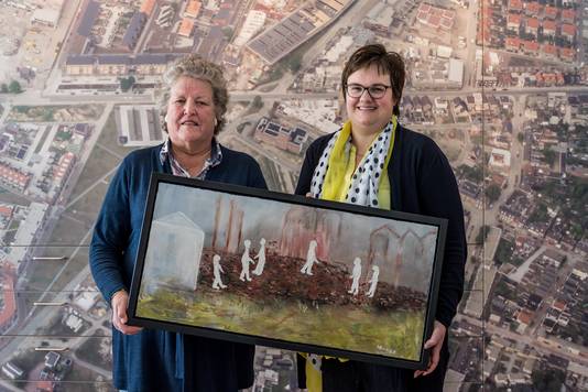 Tineke Braamer en Hadassa Meijer met schilderij dat brandweermannen in 'witte pakken' toont op de rampplek