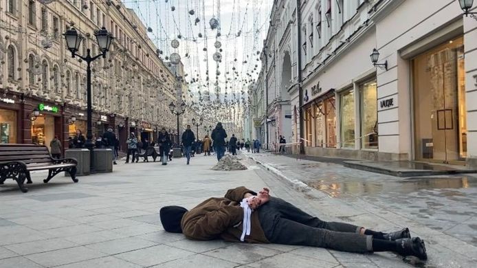 De man ligt op de grond in voetgangerstraat Nikolskaya die het Rode Plein met het Lubyanka-plein verbindt.
