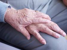 Binnen paar maanden tijd pikte vrouw 113.000 euro van bejaarden: ‘Waarom zit ik vast?’ 