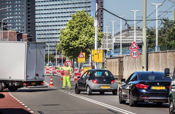 De Parallelweg en Hoefkade zijn afgesloten voor het verkeer, waardoor auto's niet meer van de Schilderswijk naar de Stationsbuurt kunnen rijden en andersom. Het gemeentebestuur gaat onderzoeken of dit op meer plekken in de stad kan.
