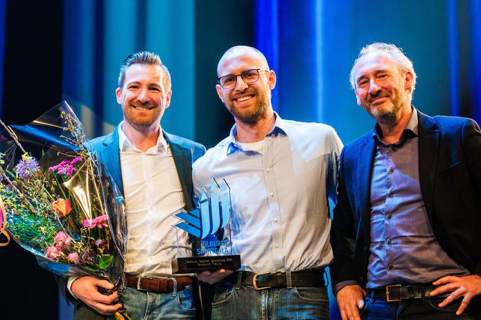 De Tilburgse sportploeg van 2022: het kata-team Erik Faes (l) en Niels Neumann. Zij kregen hun prijs overhandigd door de hoofdredacteur van het Brabants Dagblad, Lucas van Houtert (rechts).