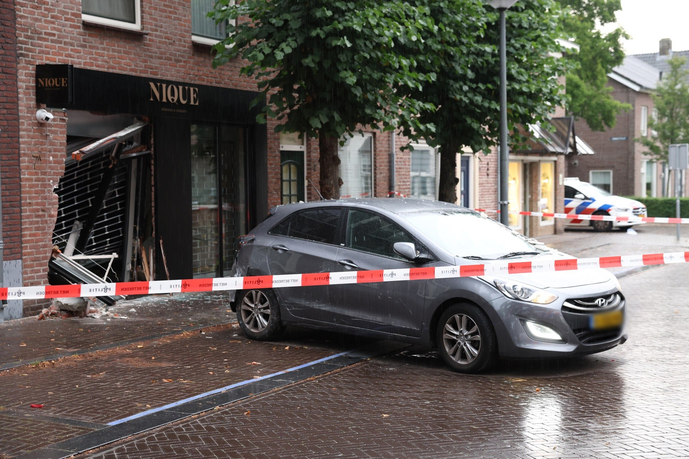 Een zware zak zand voor de deur voor de veiligheid; derde roofpoging