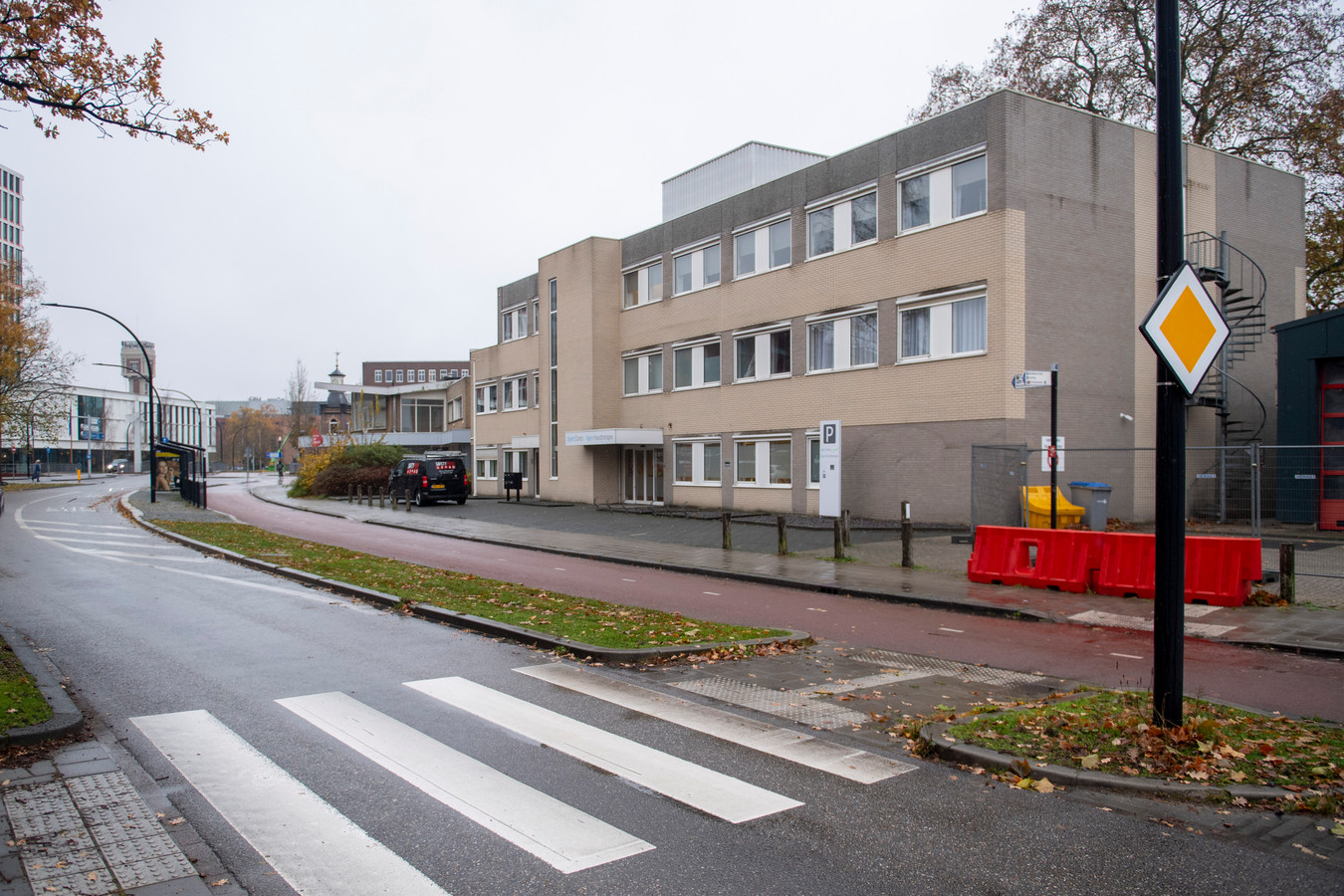 Het linker deel van het pand aan de Brugstraat is tot 1 april ingericht als crisisnoodopvang voor vluchtelingen.