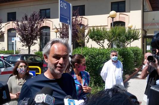 Andrea Bocelli staat de pers te woord aan het universitair ziekenhuis van Pisa.