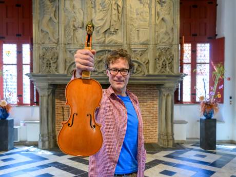 Geerten bouwde helemaal zelf een speciale viool. Met Bergen op Zoom als rijke bron van inspiratie en materialen