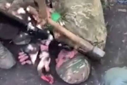 In de video is te zien hoe de Russische soldaten de Oekraïner bedreigen en slaan met een bijl.