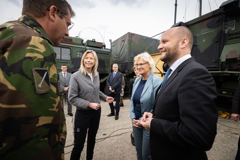 Minister van Defensie Kajsa Ollongren op bezoek bij de Nederlandse landmacht.  Beeld Defensie/Aaron Zwaal