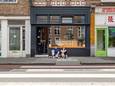 Eigenaren Peggy Damen en Robert van Thulden voor hun restaurant aan het begin van Assendorp. Het Weeshuys krijgt een na de herinrichting van de Kop van Assendorp eindelijk een terras. ,,De glazen staan klaar, menukaart is samengesteld, maar het ontkurken van de champagne laat nog even op zich wachten."