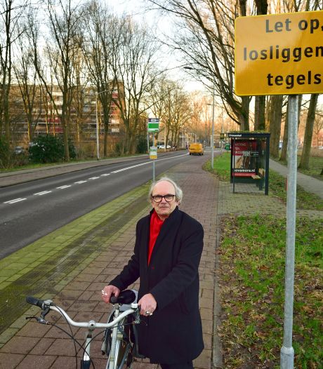 Pas op! Losliggende tegels op fietspaden blijven struikelpunt: Gouda plaatst waarschuwingsborden