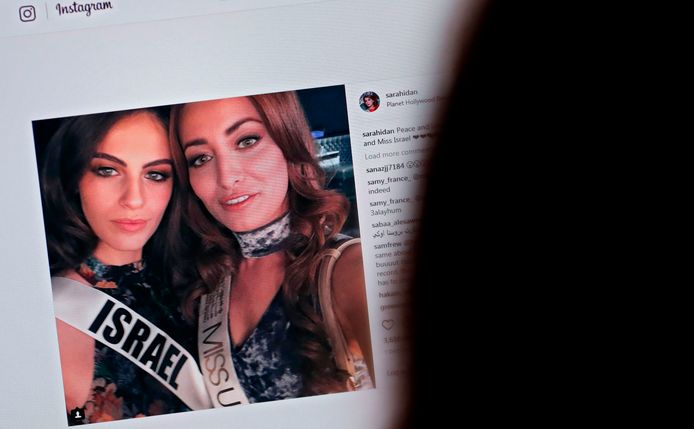 De selfie van miss Irak en miss Israël werd niet door iedereen in dank afgenomen.