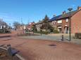 De Brugstraat in Mierlo in de richting van de brug en ter hoogte van de Nijverheidsweg. Hier wil de gemeente de Brugstraat afsluiten voor autoverkeer.