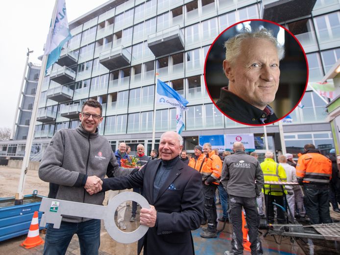 Nee, geen carnaval, maar de oplevering van de woningen in het Stadshuis. Met vertraging maar de bewoners zijn er heel blij mee. Het verhuizen kan beginnen.
