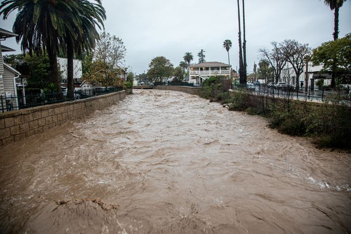 De gezwollen Mission Creek in Santa Barbara.