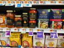 Het schap van een Ahold Delhaize supermarkt van  in de Verenigde Staten. Op de kaartje wordt aangeven of de ceo van de leverancier Afro-Amerikaans is of vrouw.