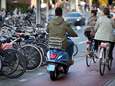 Snorfietsers in Amsterdam moeten vanaf vandaag helm op én op de rijbaan