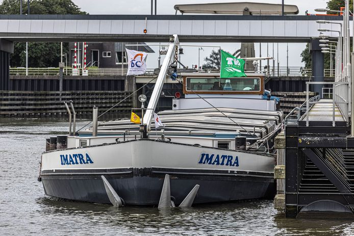 Binnenvaartschip Imatra zoals het nu voor anker ligt in Zwolle.