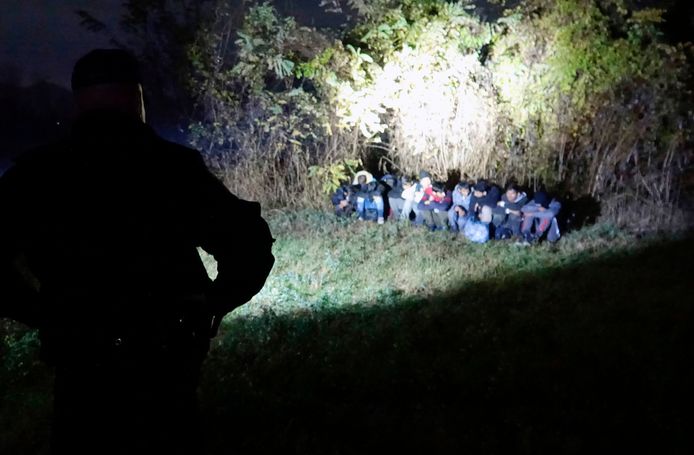 Grenswachters betrappen illegalen op de grens tussen Servië en Bosnië.