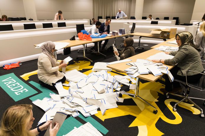 In het stadhuis van Den Haag worden de stemmen van de gemeenteraadsverkiezingen en het referendum geteld.