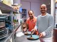 Vluchtelingen Fateh (links) en Dheya koken in de Deventer schouwburg. Stiekem hopen ze dat straks vaker te kunnen doen, in een eigen restaurant.