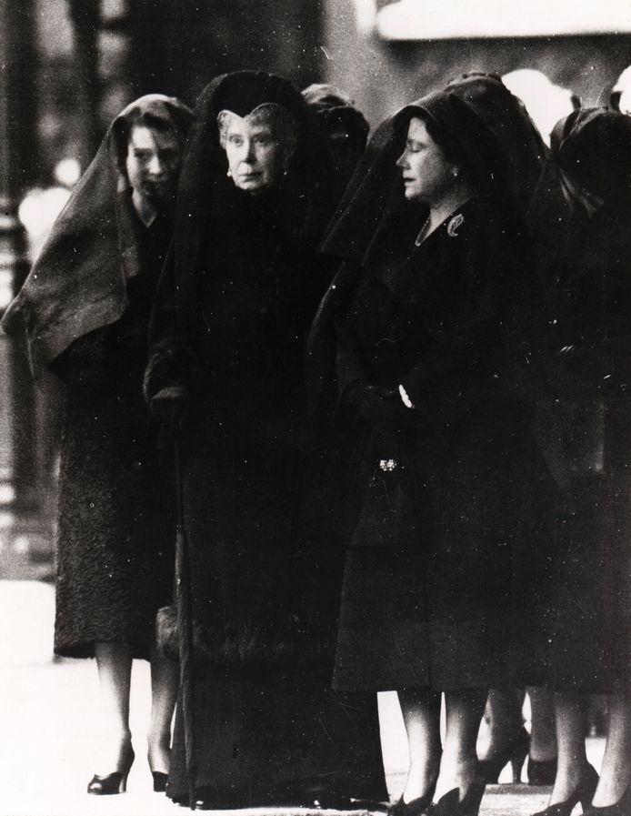 Op 11 februari 1952 werd koning George VI, de vader van koningin Elizabeth, begraven. Zij, haar moeder en haar grootmoeder droegen toen een lange sluier.