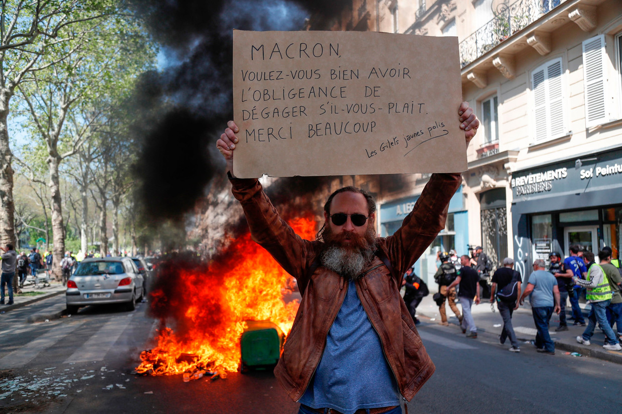 Gele hesjes' Parijs: plunderingen, auto's en traangas. 126 opgepakt