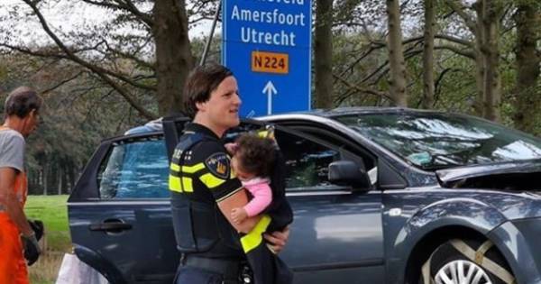 Agent wiegt kindje in slaap na aanrijding: ‘Dit zijn de momenten waar je het voor doet’.