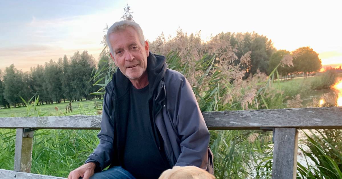 Jan en leasehond Nacho genieten samen van de zonsondergang aan een doodlopende polderweg - BN DeStem