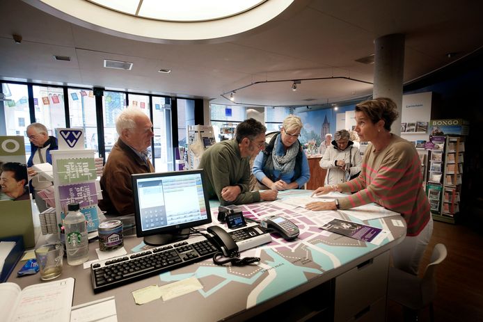 Ed en Ada Leeflang krijgen uitleg van Marion Levering van de VVV. Wim Vlietstra, de vader van Ada, luister mee (links) terwijl Annet Schouten op een afstandje haar telefoon checkt.