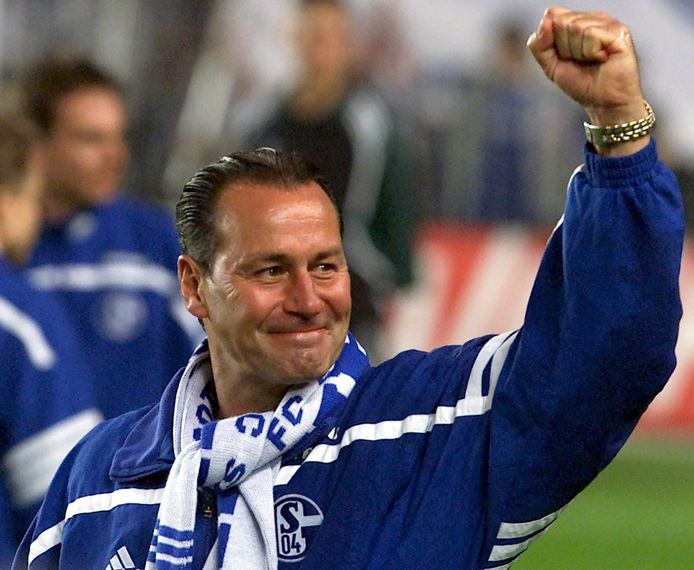 Huub Stevens straalt nadat hij met Schalke de DFB Pokal heeft gewonnen in 2001.