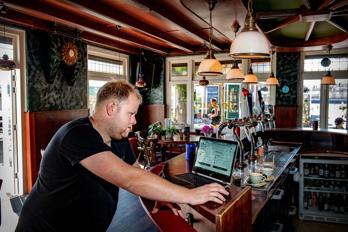 Tom Derksen, eigenaar van Café De Zon op het stadseiland Veur-Lent.