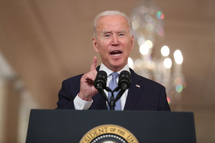 President Joe Biden waarschuwde de regionale tak van IS in Afghanistan die de zelfmoordaanslag opeiste waarbij donderdag dertien Amerikaanse militairen en ruim 100 Afghanen omkwamen.