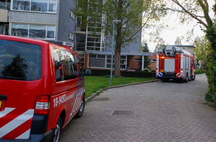 Hulpdiensten doen onderzoek in een woning aan de Palissander in Dordrecht.