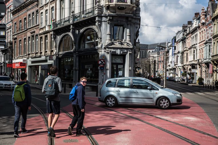 Ter hoogte van de Vlaanderenstraat en de Brabantdam begingen bestuurders overtredingen, voor een keertje zonder gevolgen.  Beeld Bas Bogaerts
