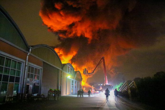 De grote brand bij het bedrijfspand aan de Linschotenstraat in Rotterdam.