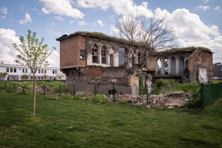 Resti di un edificio nel quartiere storico di Sur, gran parte del quale è stato distrutto dall'esercito durante il 