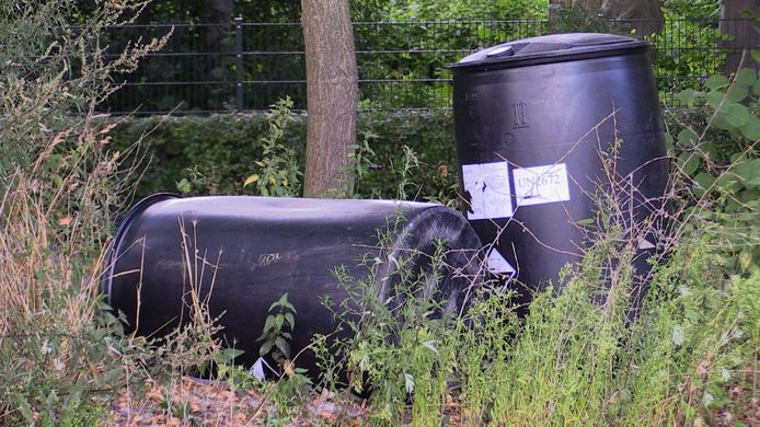 Bij de voetbalvereniging Vogido zijn vaten gedumpt, waar mogelijk drugsafval in zit.