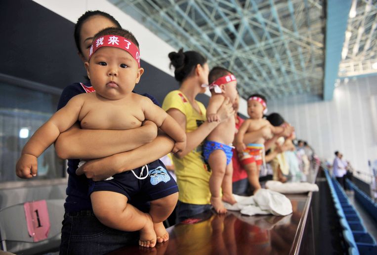 Baby’s in het zwembad in Beijing. Beeld AFP