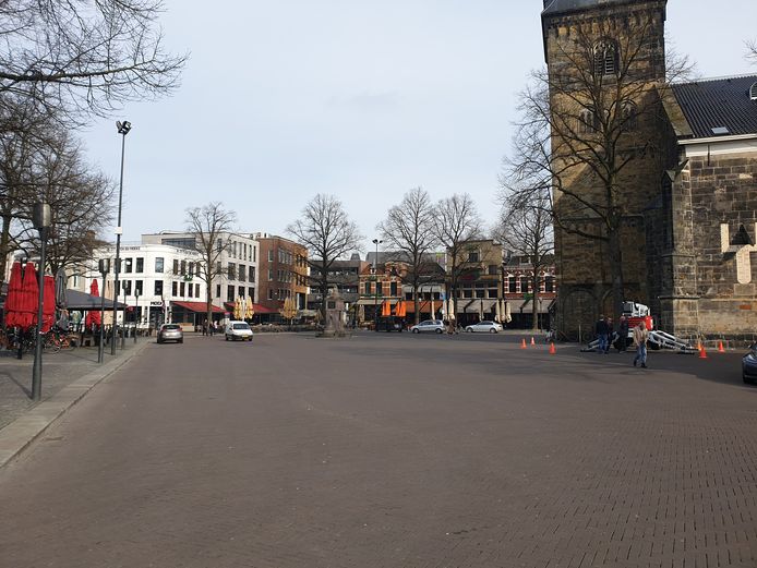 Een bijna uitgestorven Oude Markt in Enschede.