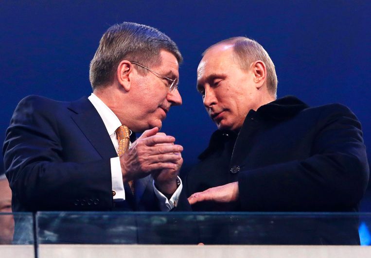 IOC-president Thomas Bach (links) in een onderonsje met de Russische president Vladimir Poetin tijdens de opening van de Olympische Winterspelen van 2014 in het Russische Sotsji.  Beeld EPA
