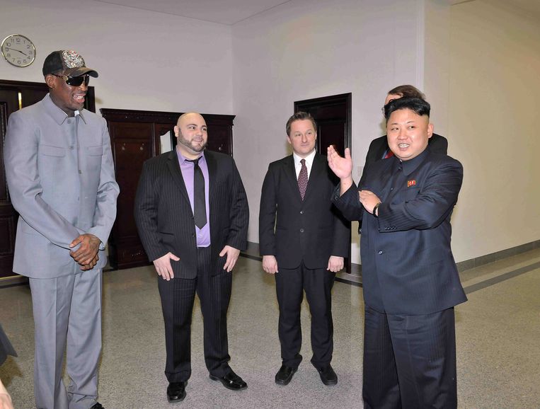Dennis Rodman (links) en Kim Jong-un (rechts) in 2014, tijdens één van zijn bezoeken aan Noord-Korea.  Beeld EPA