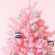 Weg met kerstkleuren rood en groen: een roze kerstboom is de trend