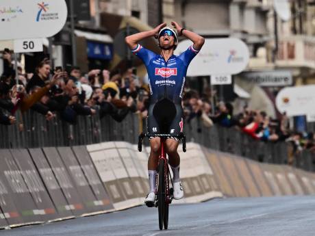 Mathieu van der Poel volgt Hennie Kuiper en opa op als winnaar Milaan-San Remo na indrukwekkende solo