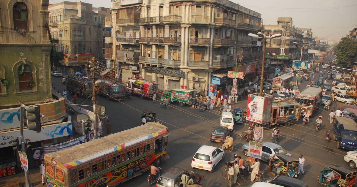 Roze bussen alleen voor vrouwen in grootste stad van Pakistan ...
