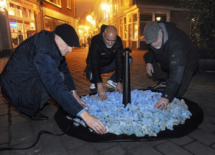 Hans Knuyt, Youssef Bouziani en Fred Borgs rangschikken de granieten stenen.
