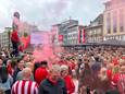 Met de nodige rookbommetjes wordt de sfeer al vroeg gemaakt door PSV-supporters op de Markt.