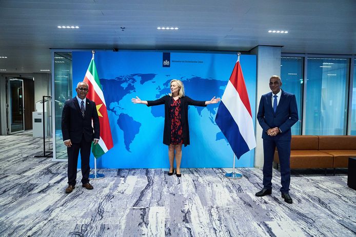 Minister van Buitenlandse Handel en Ontwikkelingssamenwerking, Sigrid Kaag, samen met haar Surinaamse collega's Albert Ramdin (links) en Armand Achaibersing, die in oktober vorig jaar op werkbezoek waren in Nederland
