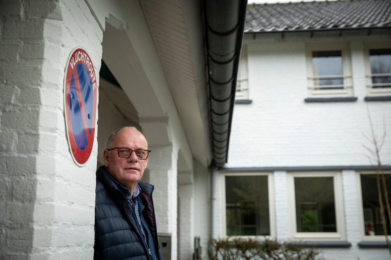 Hans Wouters van het COA bij De Buitenjan in Veldhoven: ,,Het voordeel is in elk geval wel dat deze mensen straks al in de regio verblijven waar ze uiteindelijk ook gaan wonen en werken.’’